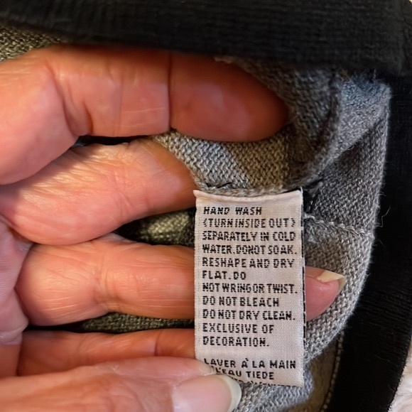 Black/gray checked Christmas cardigan with cute polar bears sporting red scarves - Picture 10 of 10